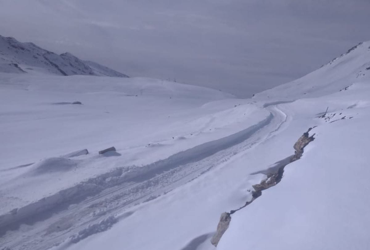 Snowy Winds Blocked Traffic in Rohtang Pass BRO clearing Road
