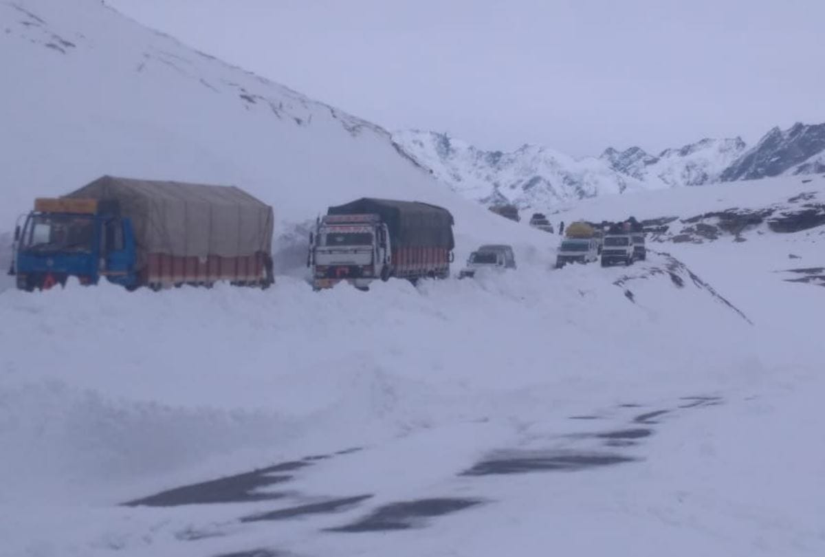 Snowy Winds Blocked Traffic in Rohtang Pass BRO clearing Road