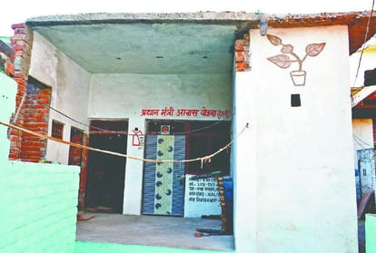 Nagar Nigam Spend Nine lakhs rupees to make toilets Scam in Agra