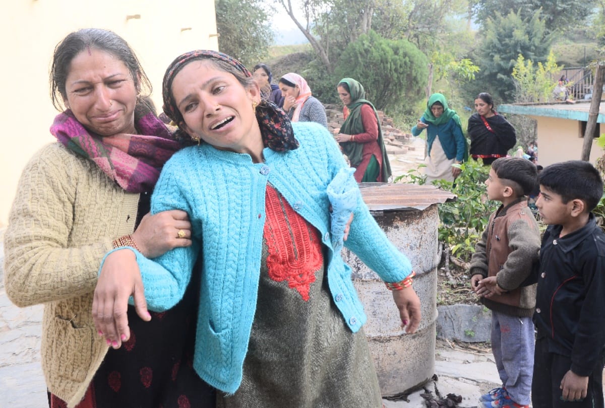 tearfull bid adieu to martyr manish thakur, crying women said- My son will also become a soldier