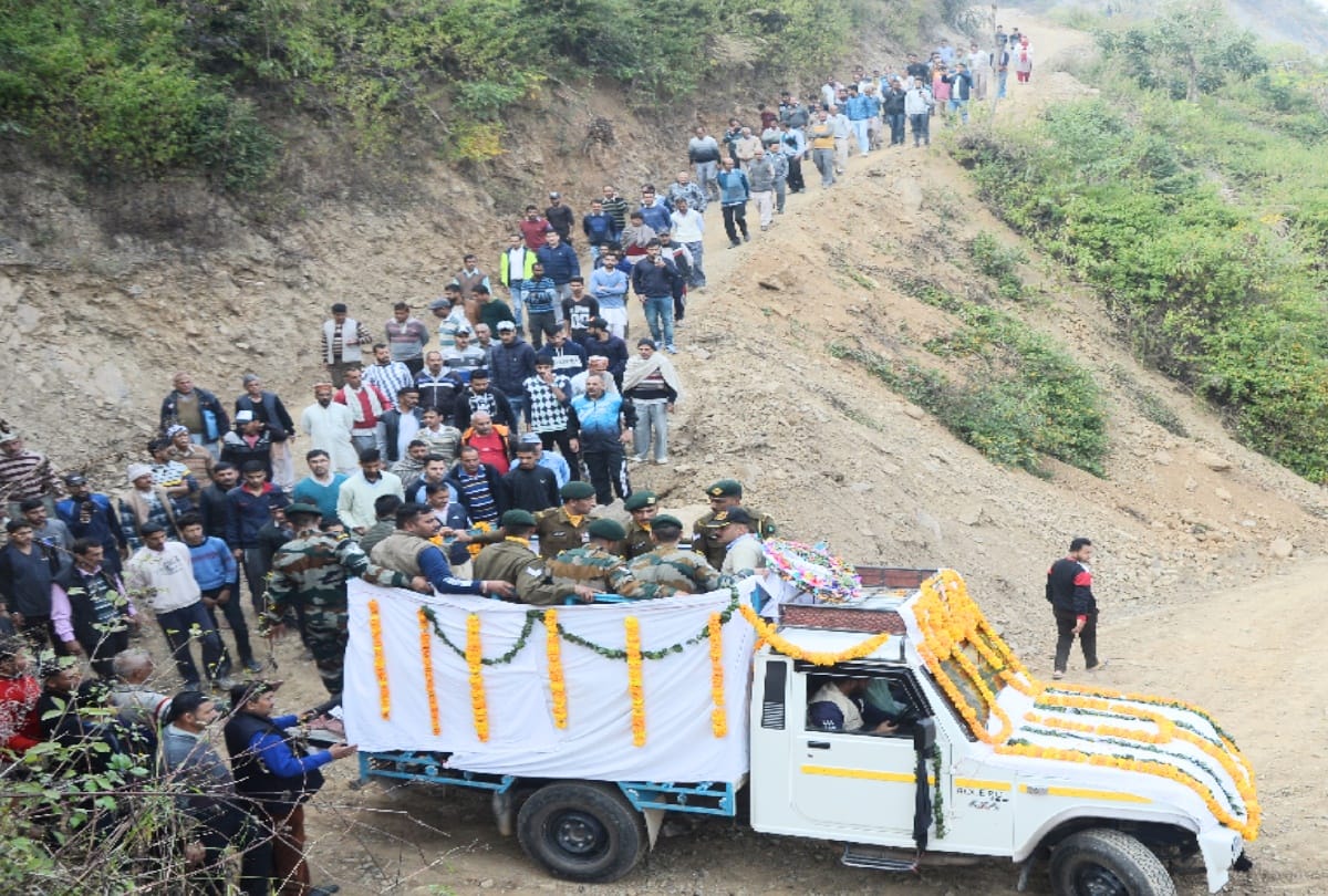 tearfull bid adieu to martyr manish thakur, crying women said- My son will also become a soldier