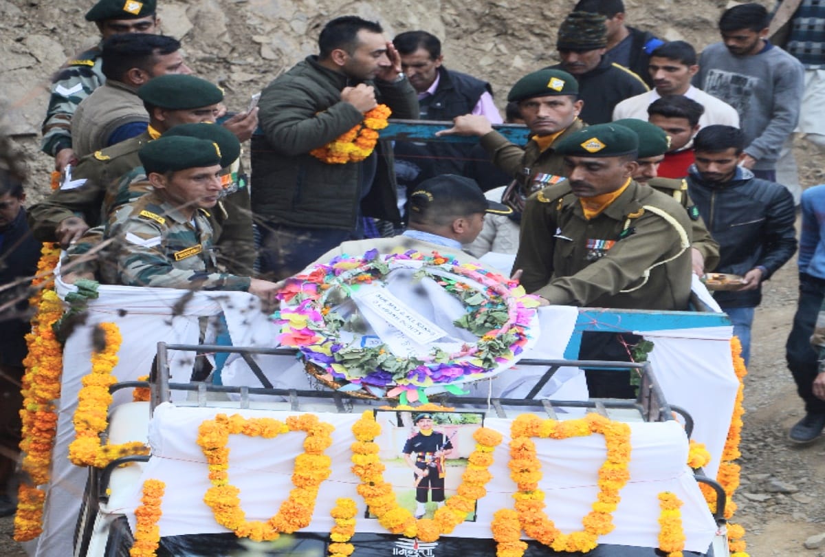 tearfull bid adieu to martyr manish thakur, crying women said- My son will also become a soldier
