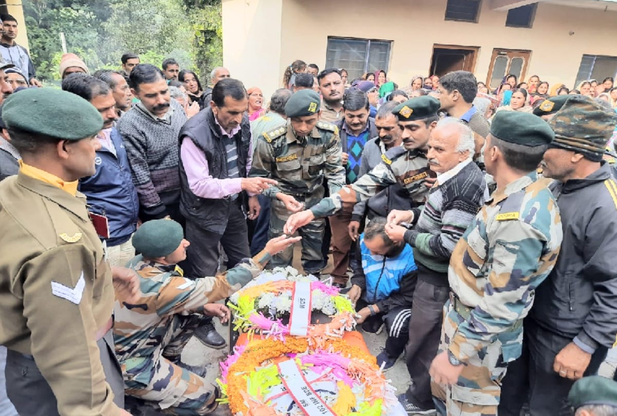 tearfull bid adieu to martyr manish thakur, crying women said- My son will also become a soldier