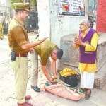 सामान की तलाशी लेती पुलिस