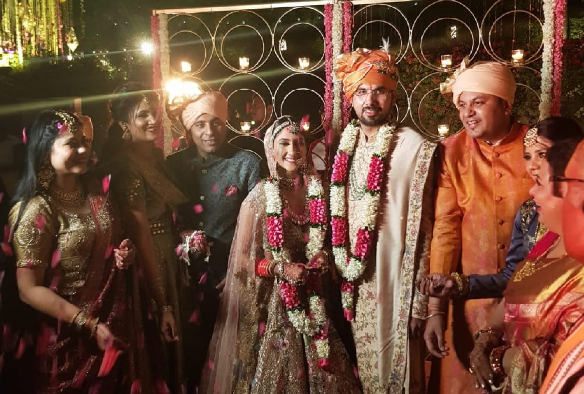 Aditi singh got emotional after marriage for her father 