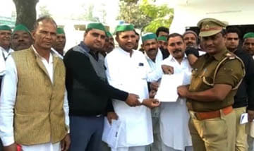 Police station in protest against the case against the farmer