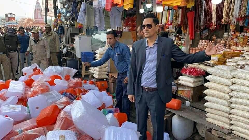 Haridwar News: IAS Deepak Rawat raid in har ki pauri Area for Plastic ban vendor Jump into Ganga