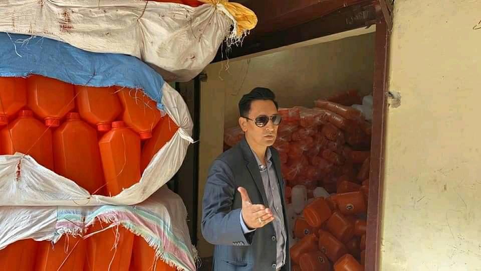 Haridwar News: IAS Deepak Rawat raid in har ki pauri Area for Plastic ban vendor Jump into Ganga