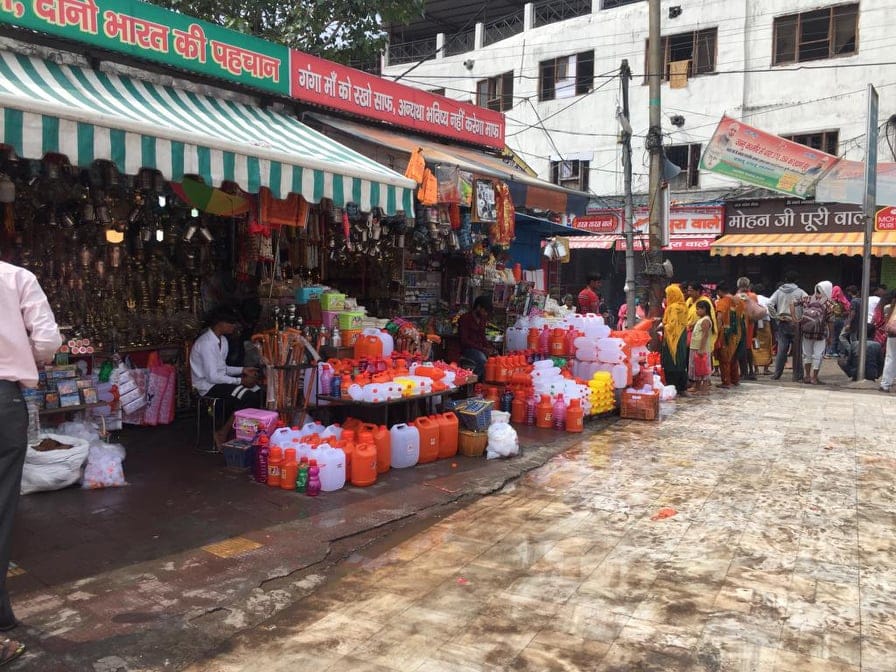 Haridwar News: IAS Deepak Rawat raid in har ki pauri Area for Plastic ban vendor Jump into Ganga