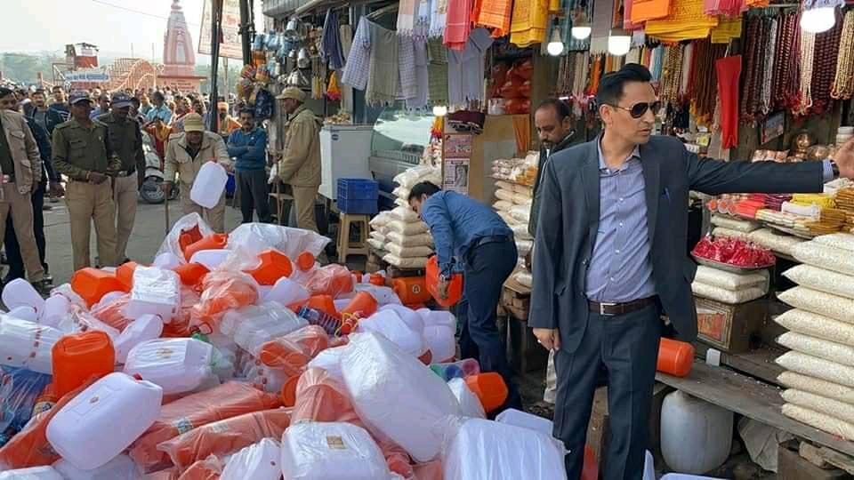 Haridwar News: IAS Deepak Rawat raid in har ki pauri Area for Plastic ban vendor Jump into Ganga