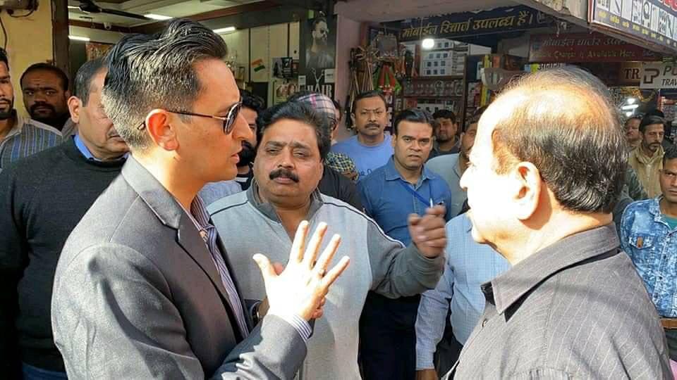 Haridwar News: IAS Deepak Rawat raid in har ki pauri Area for Plastic ban vendor Jump into Ganga