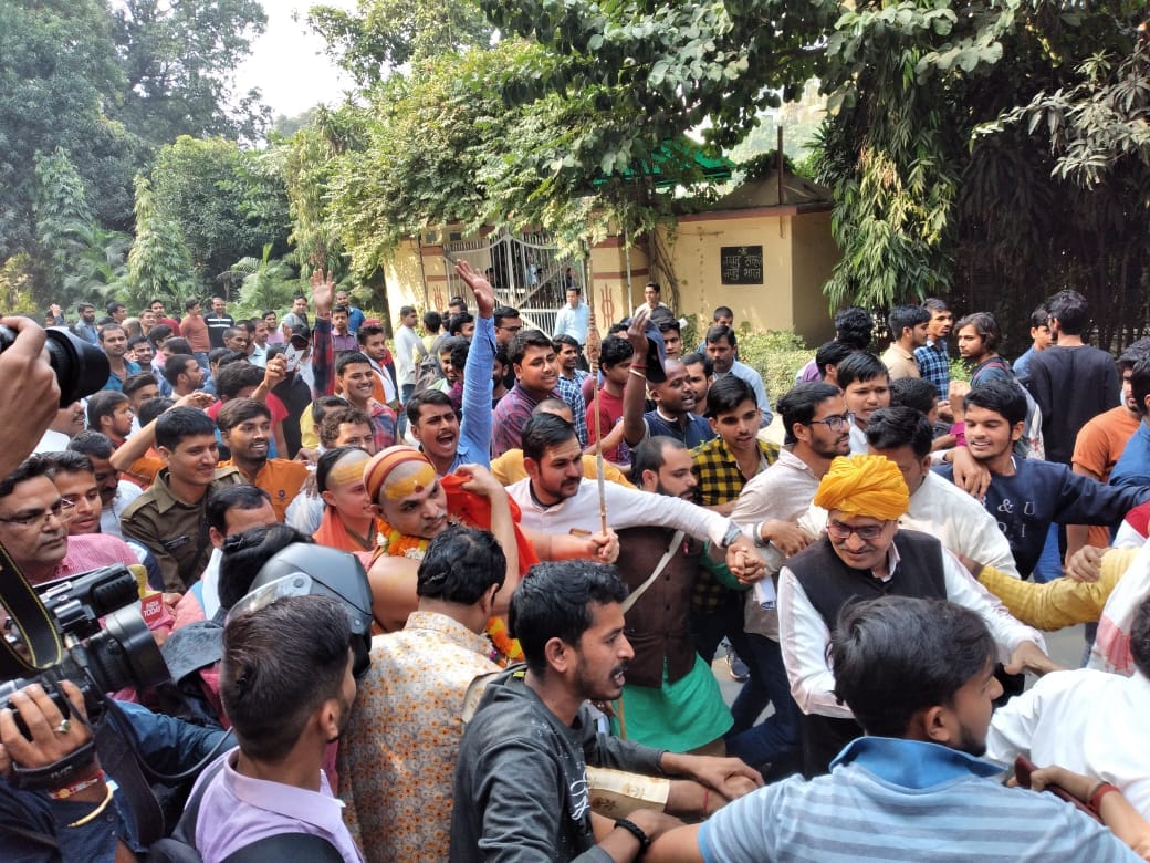 Dr. Feroz Khan Appointment Case: Swami Avimukteshwaranand arrives to meet student protesting