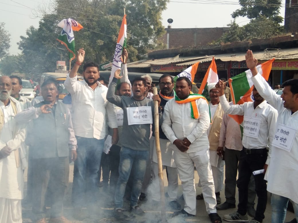 Congressmen on the road, burnt effigy of Union Home Minister Amit Shah