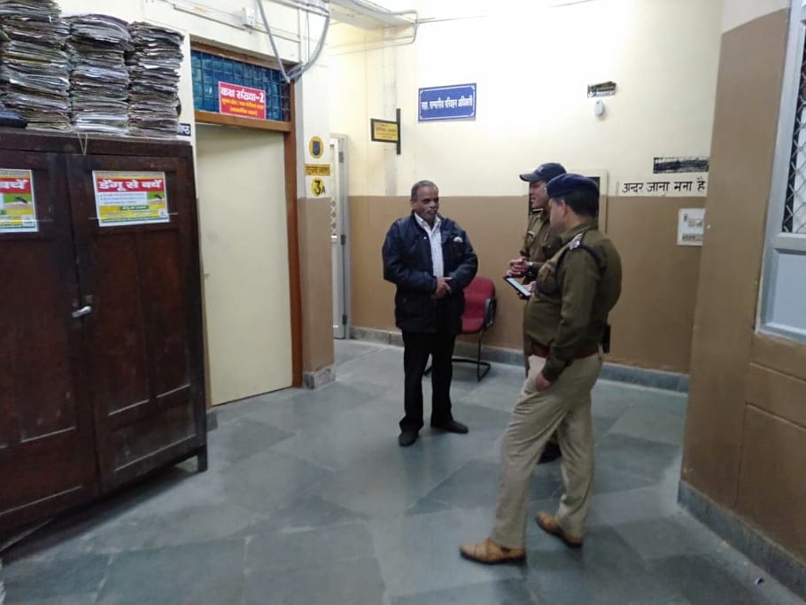 Vigilance raid in rto office dehradun and arrested broker during Taken Bribe