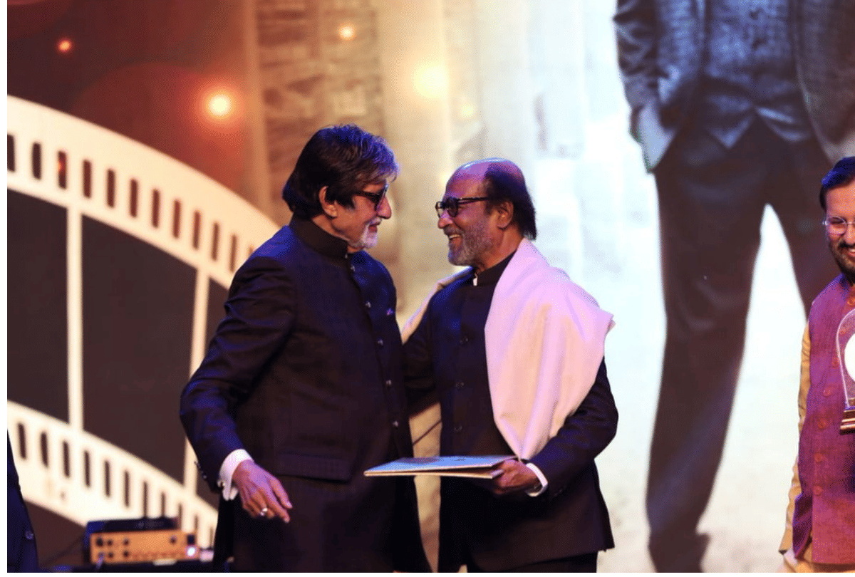 rajinikanth touch feet to amitabh bachchan at international film festival of india 2019 in goa