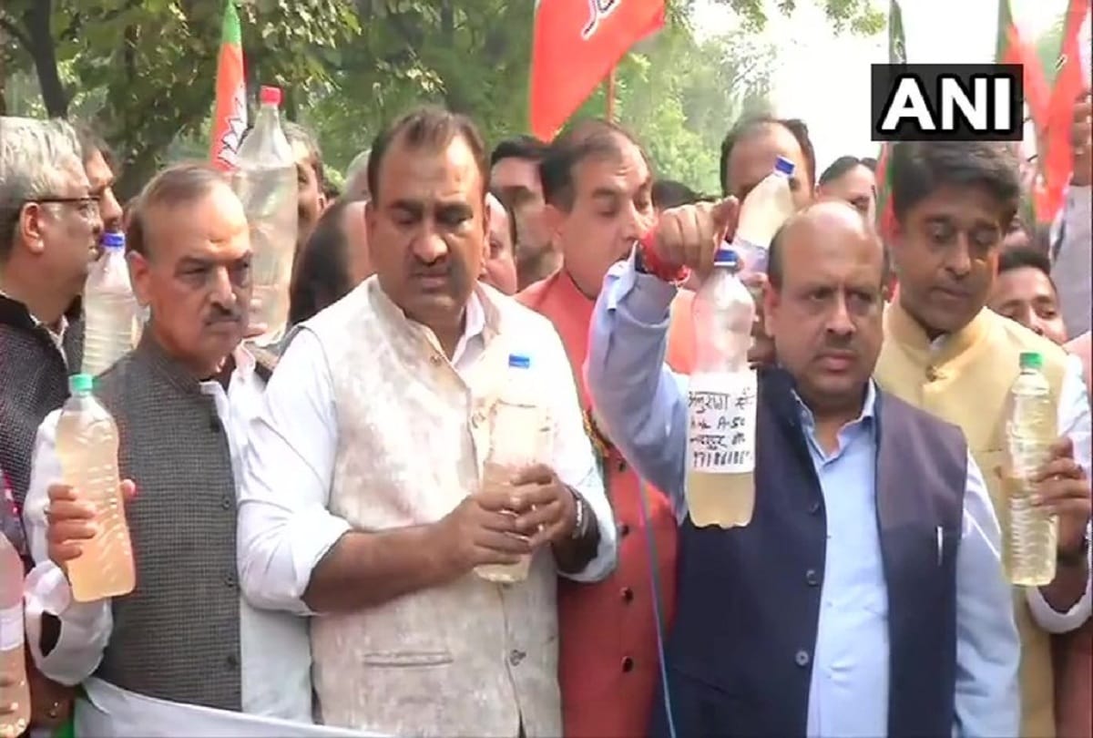 Poster on delhi roads against kejriwal seeking reply on tap water quality
