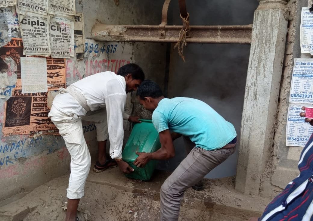 Fire in dry well in Bharwari, difficult to breathe