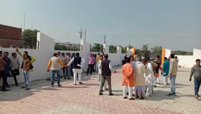 हाइवे के पास स्थित भाजपा कार्यालय में जिलाध्यक्ष चुनाव के दौरान लगी पार्टी कार्यकर्ताओं की भीड़