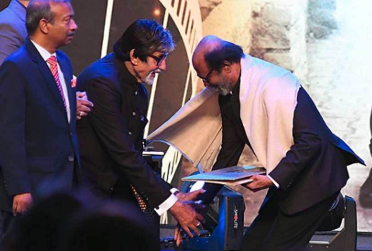 rajinikanth touch feet to amitabh bachchan at international film festival of india 2019 in goa