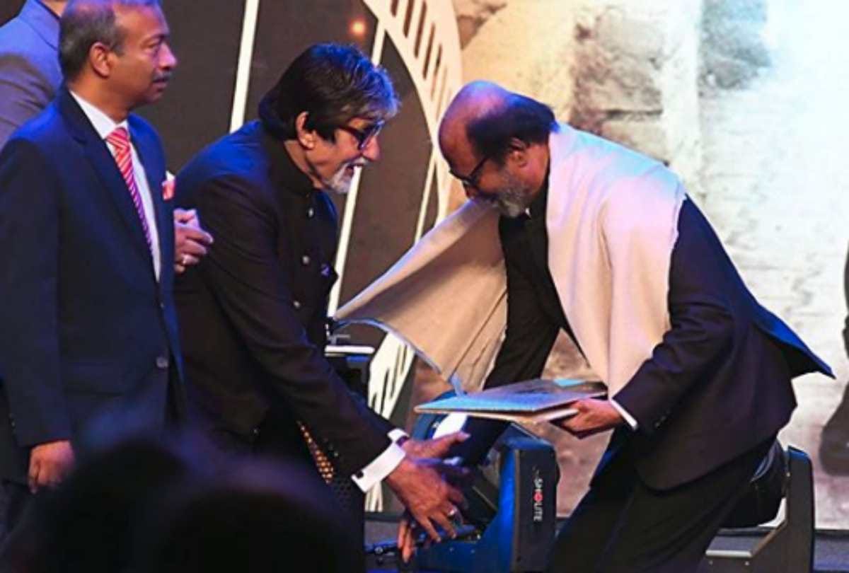 rajinikanth touch feet to amitabh bachchan at international film festival of india 2019 in goa