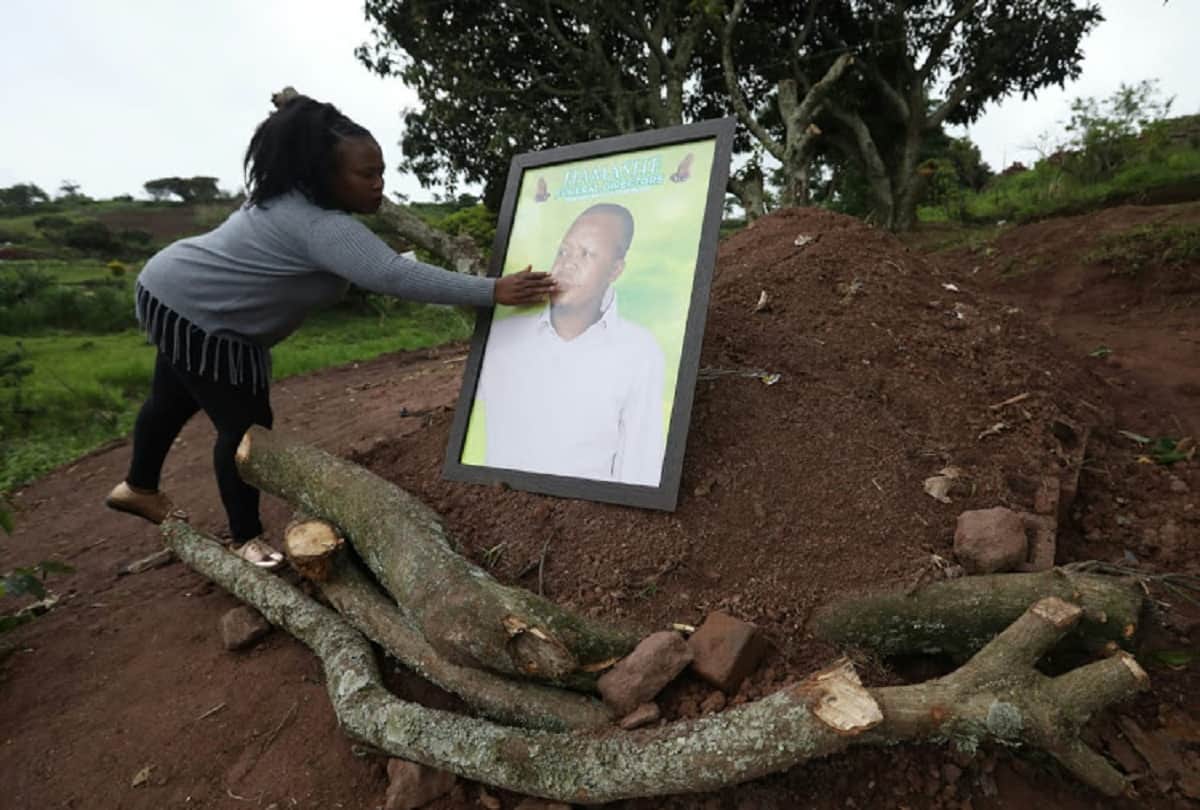 family bring dead body to insurance office after delay policy payment