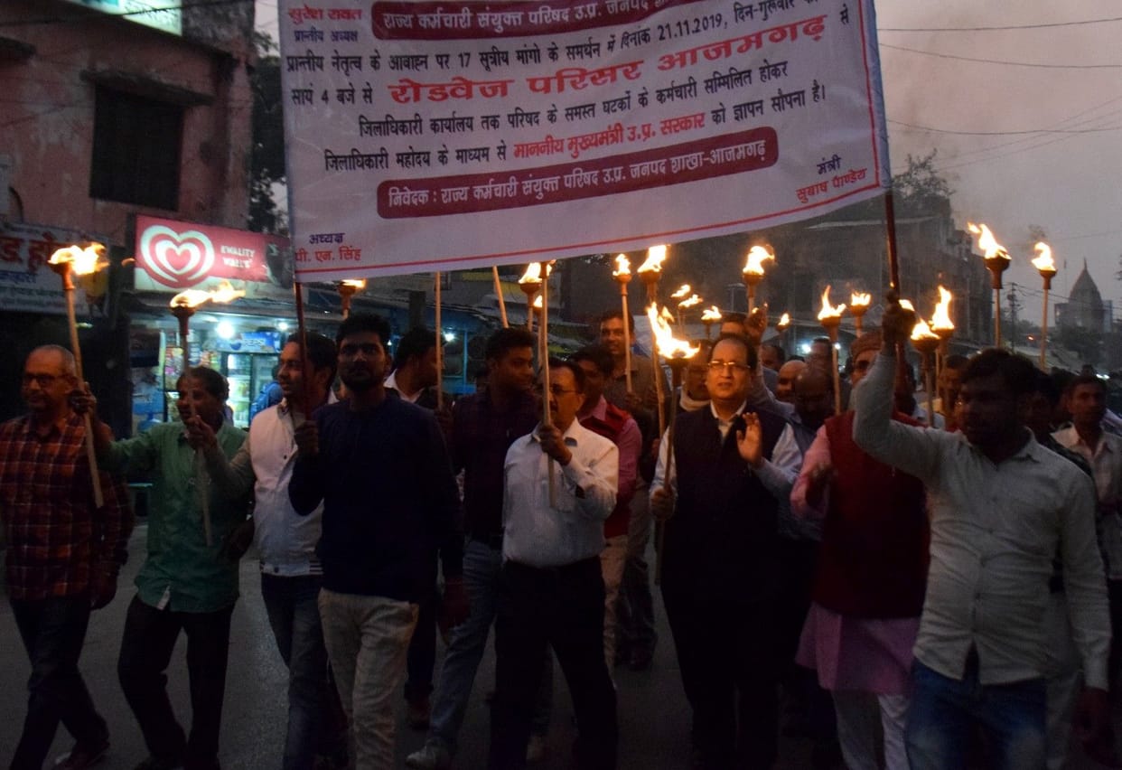 Employees took candle march, give memorandam to DM