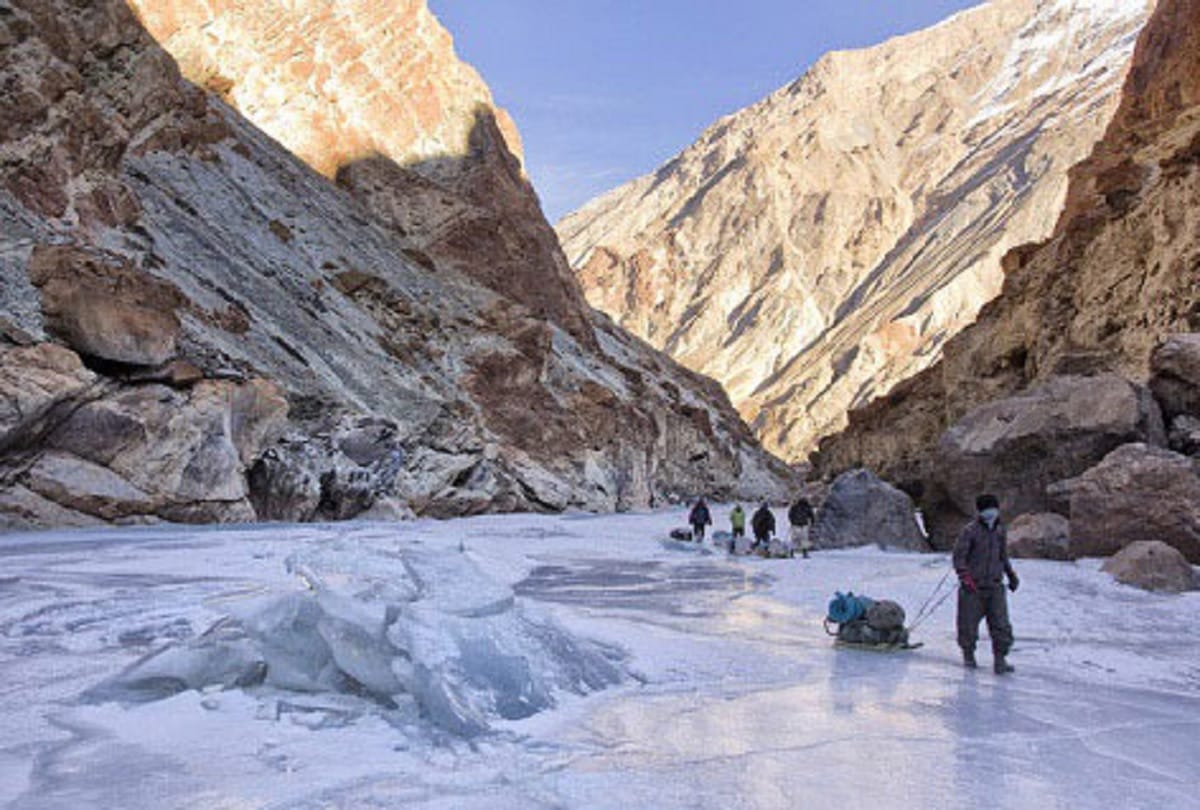 Chadar Trek-2020, 14 trackers rescued from chadar trek, water flowing from frozen river zanskar