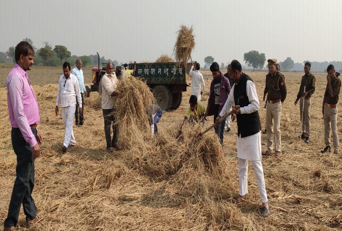 Panchayat workers raised Parali in Mathura explained to farmers