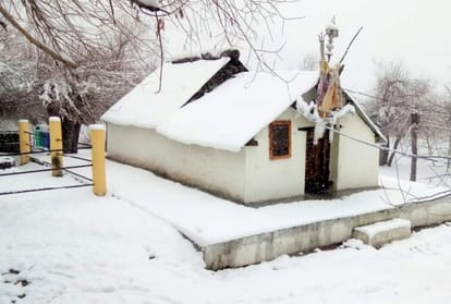 Snow on the peaks in Himachal, meteorological department issued yellow alert