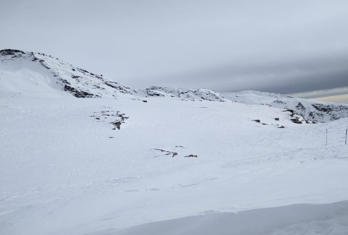 Snow on the peaks in Himachal, meteorological department issued yellow alert