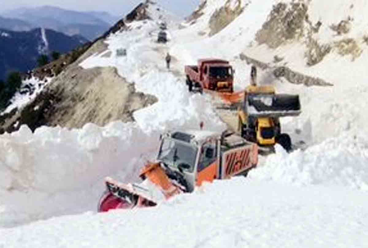 snowfall and avalanche alert in jammu kashmir and ladakh, indian army jawans on high alert