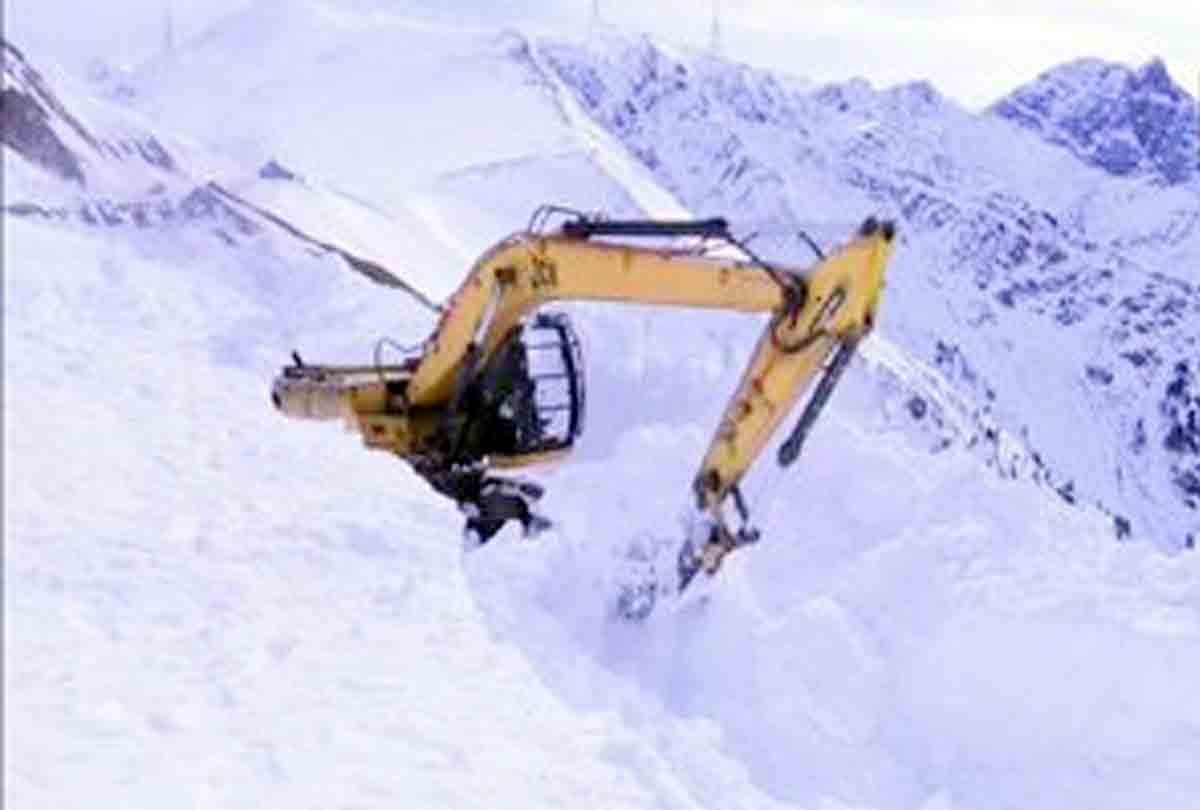 snowfall and avalanche alert in jammu kashmir and ladakh, indian army jawans on high alert