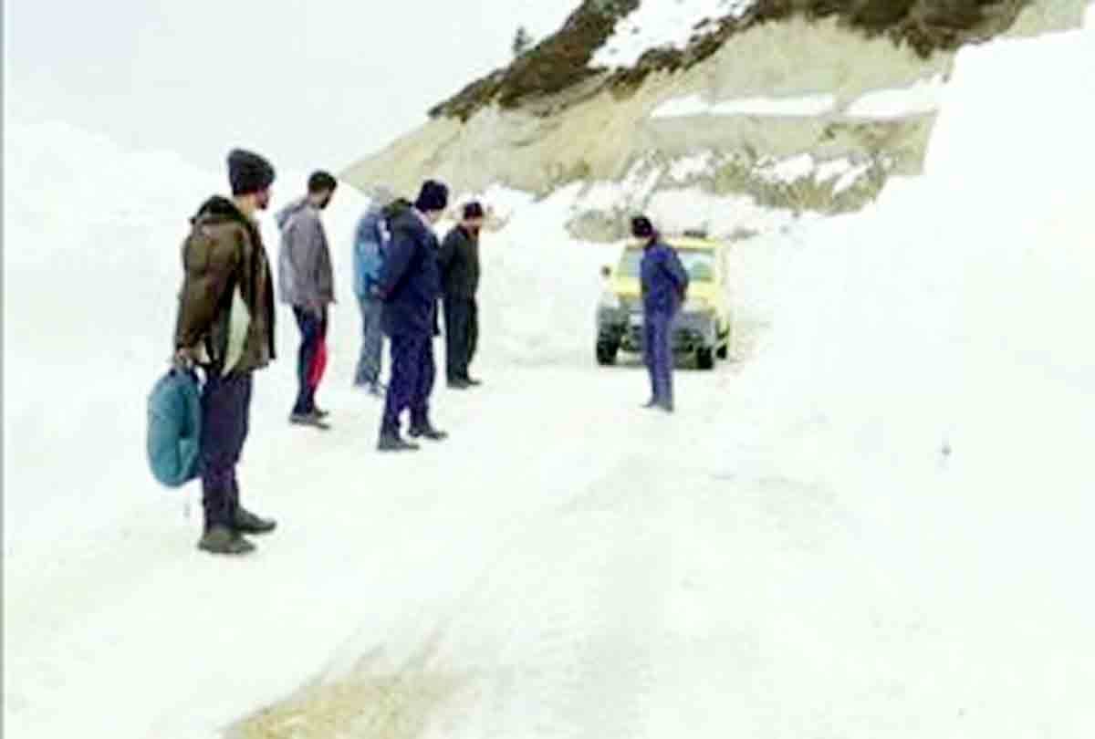 heavy snowfall in kashmir, Snow being cleared on Mughal Road in Rajouri