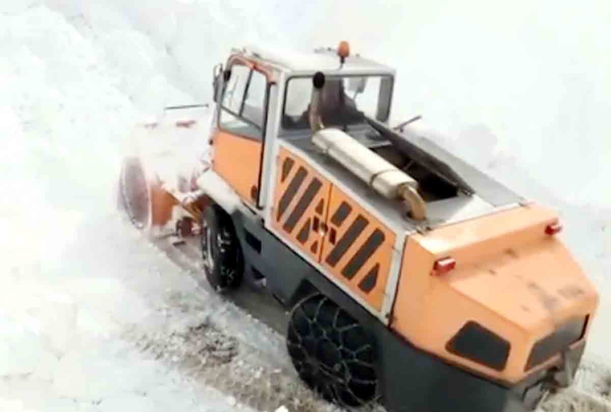 heavy snowfall in kashmir, Snow being cleared on Mughal Road in Rajouri