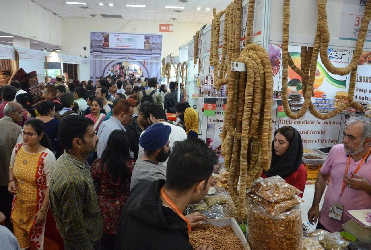 Police brings smile on Iranian woman face in trade fair