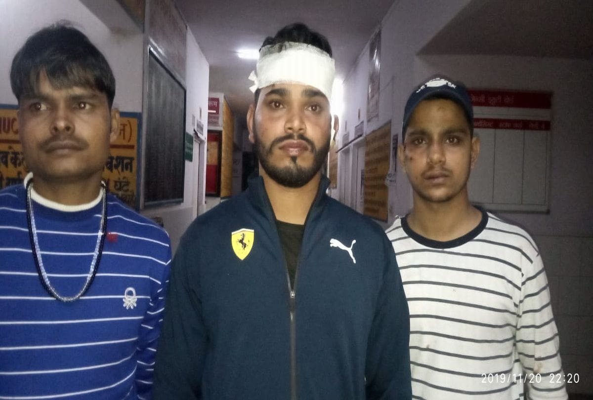 Loot in Poorva Express Train Miscreants Beat Passenger Crime News Up
