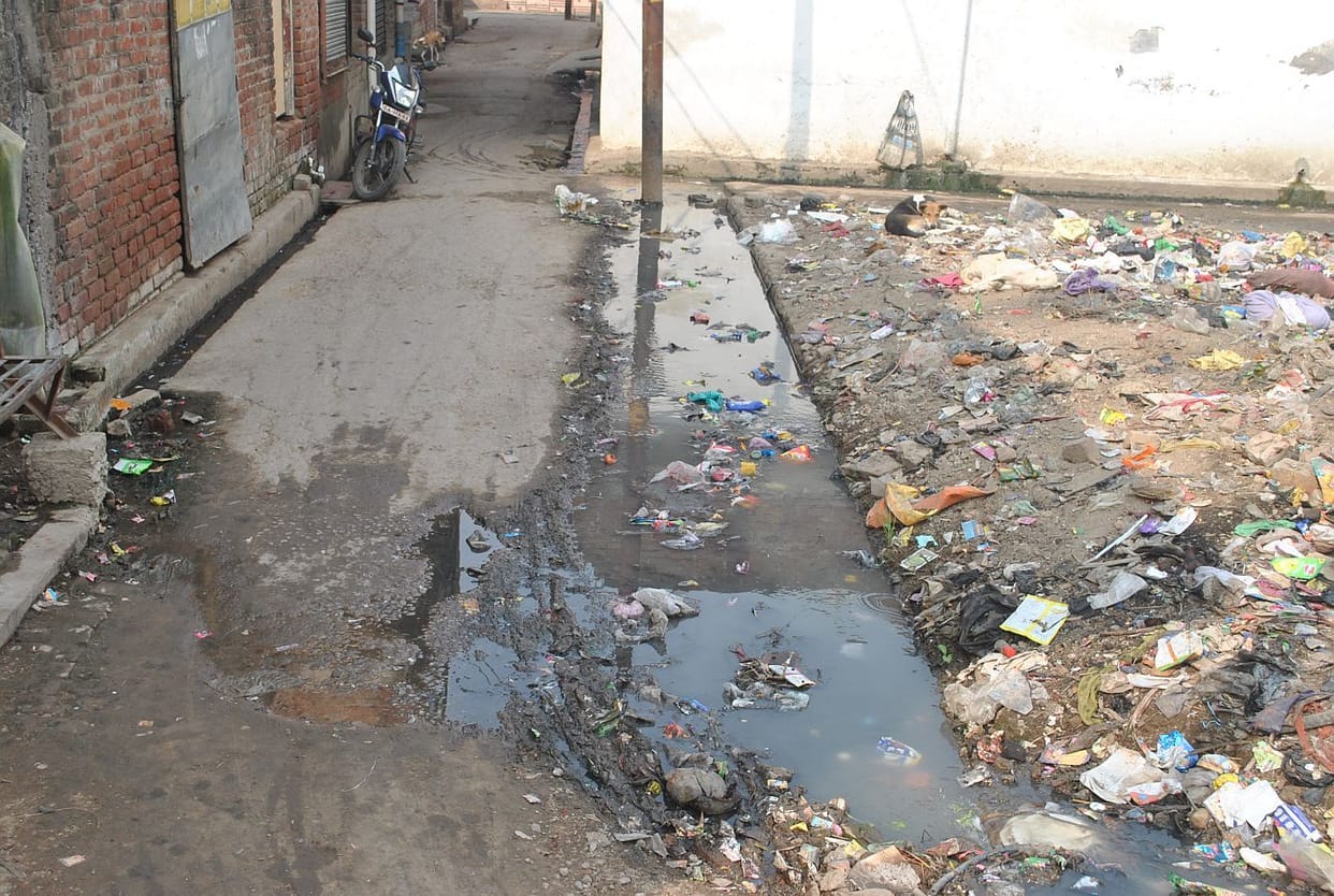 Waterlogging taking place in Azad Nagar Tila due to drain water
