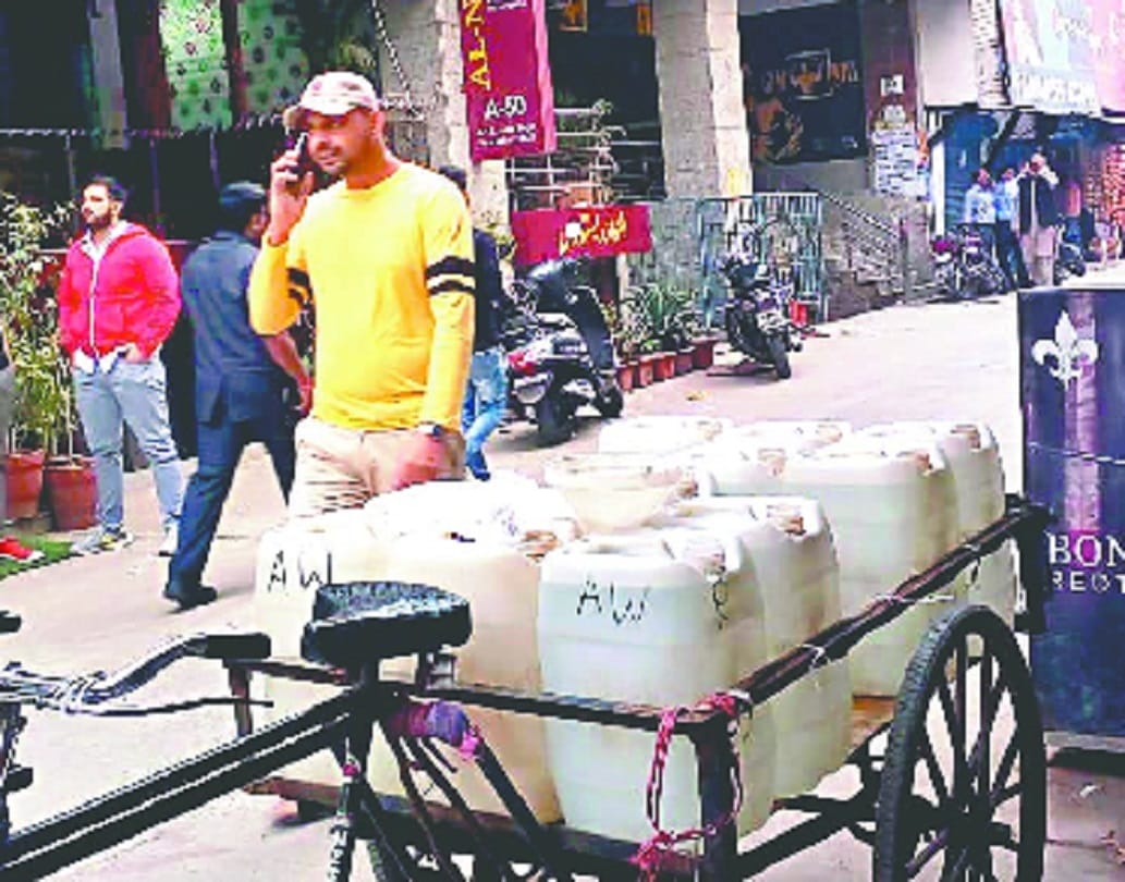 Water is sold on the street instead of vegetables in delhi