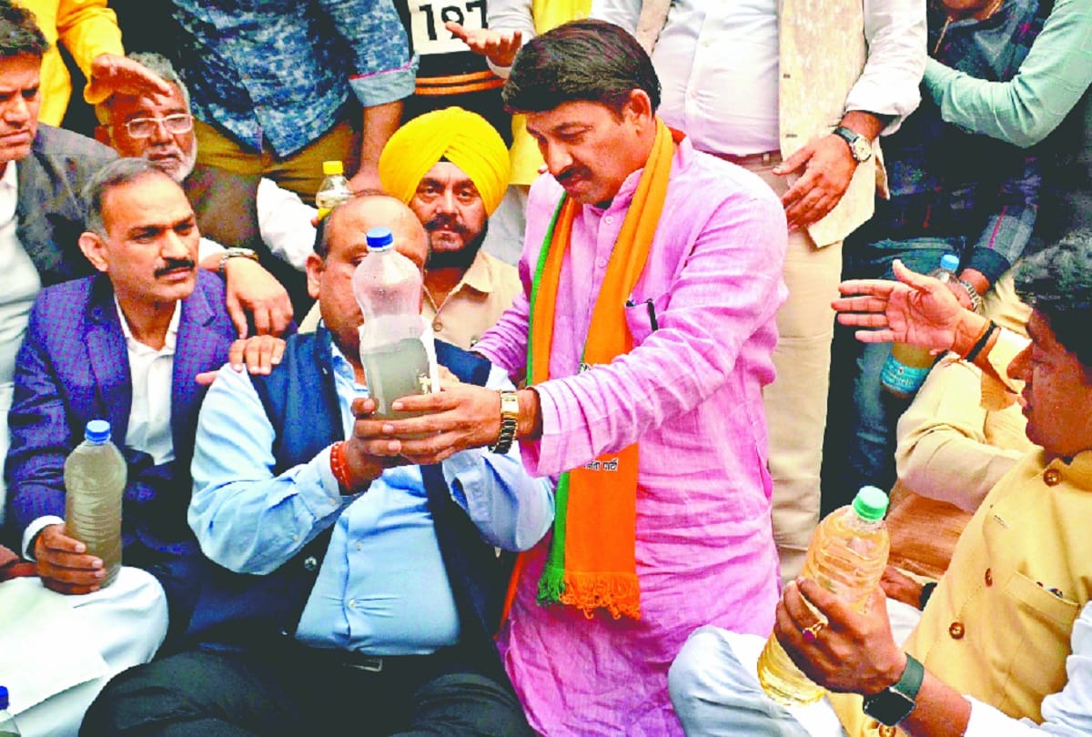 Demonstration at the CM residence after taking samples of water from five hundred places in delhi