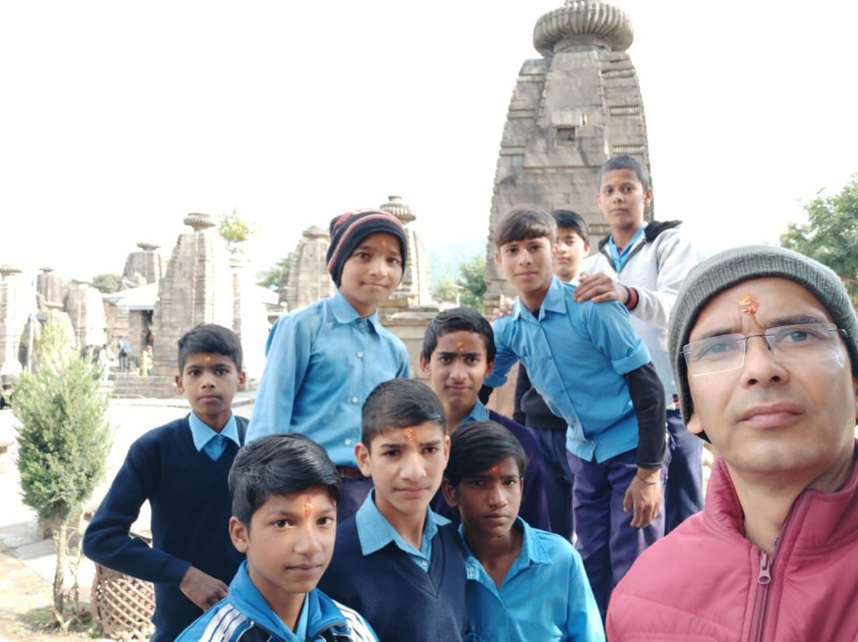 Kumalta students saw Kausani's anasakti ashram