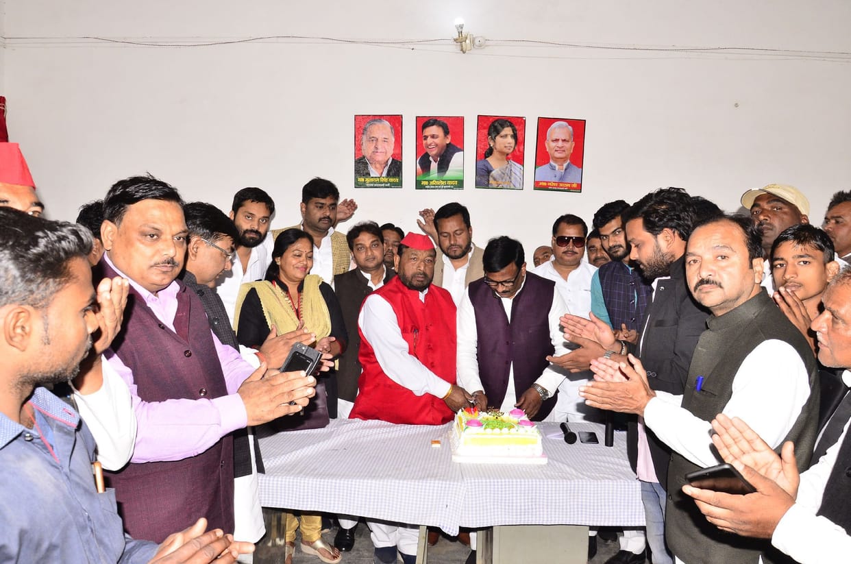 SP workers celebrated Mulayam Singh Yadav's birthday by cutting cake