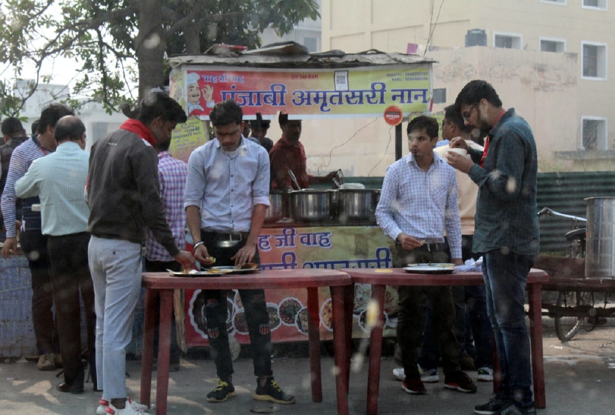 Paratha business is going on illegally by encroaching in every sector of Noida