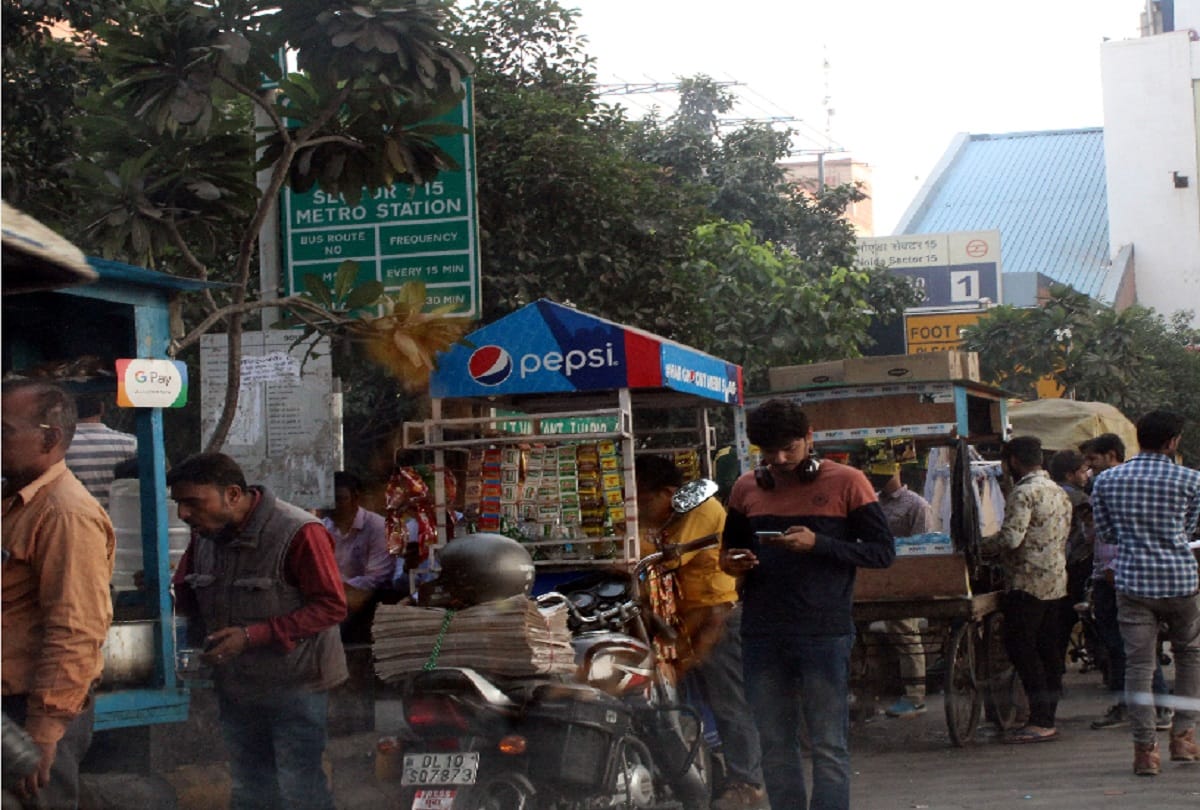 Paratha business is going on illegally by encroaching in every sector of Noida