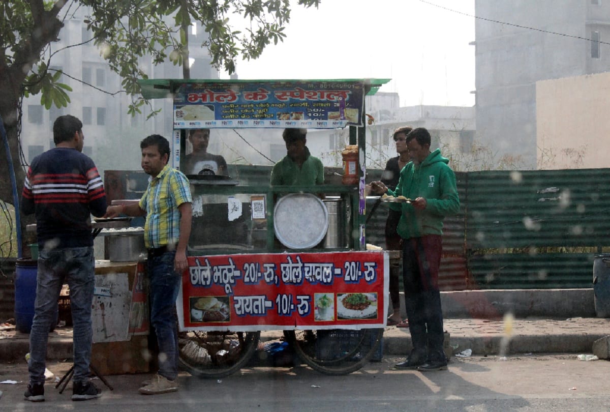 Paratha business is going on illegally by encroaching in every sector of Noida