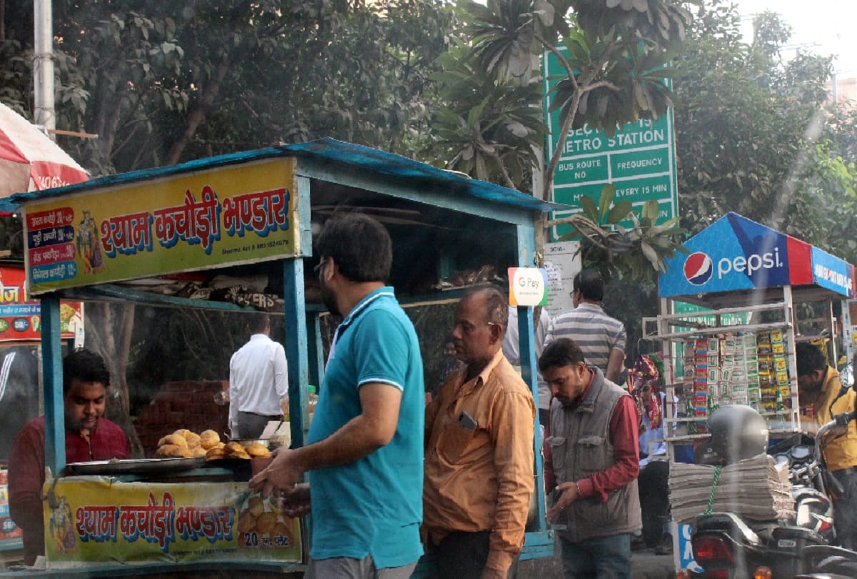 Paratha business is going on illegally by encroaching in every sector of Noida