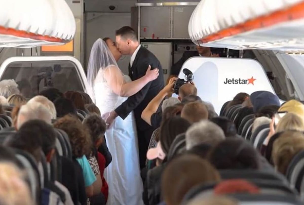 Couple Married in altitude of 37000 feet in air between Australia And New Zealand