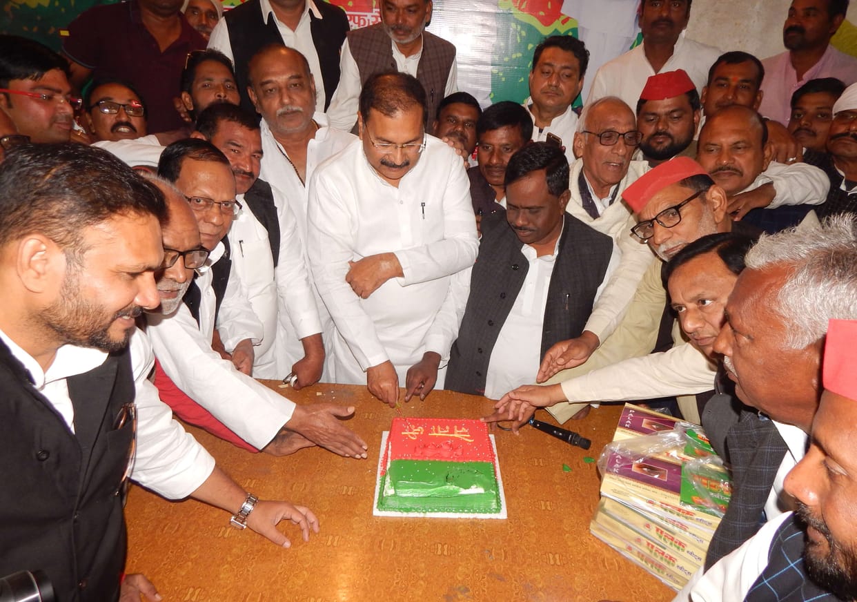 Fruit distributed among patients on Mulayam Singh's birthday
