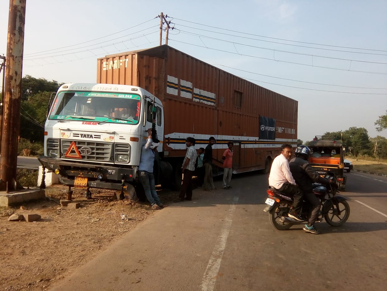 Divider break trola reached the other side of the road