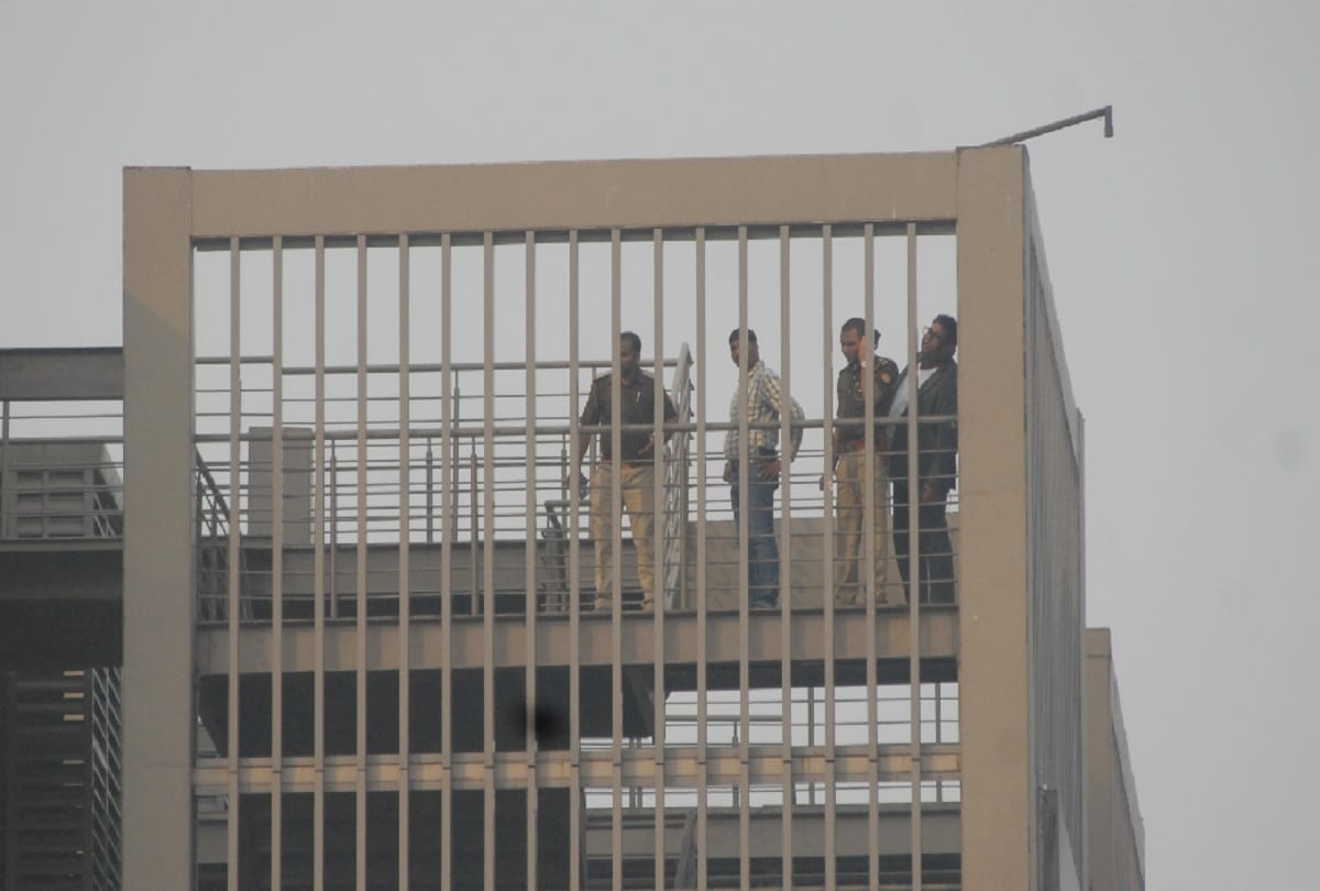 dead body of pvr personnel found on roof of dlf mall noida