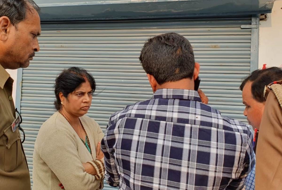 Indecency with LDA team, reached to seal the building in gomtinagar.